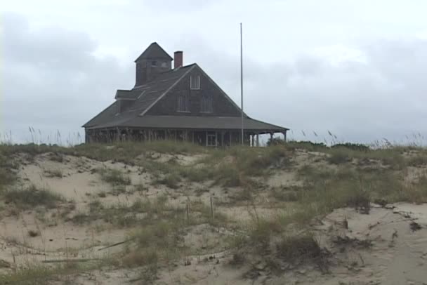 Черный дом на пляже — стоковое видео