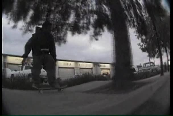 小男孩滑板上一个半管 — 图库视频影像