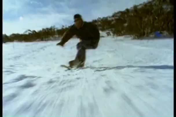 Snowboarder haciendo acrobacias — Vídeos de Stock