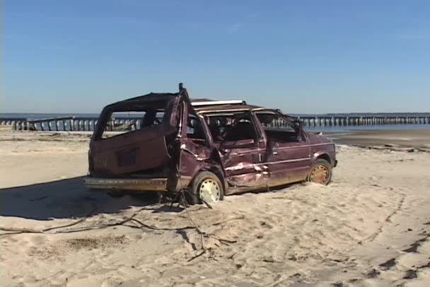 Ein zerstörter Minivan, der an einem Strand zurückgelassen wurde — Stockvideo
