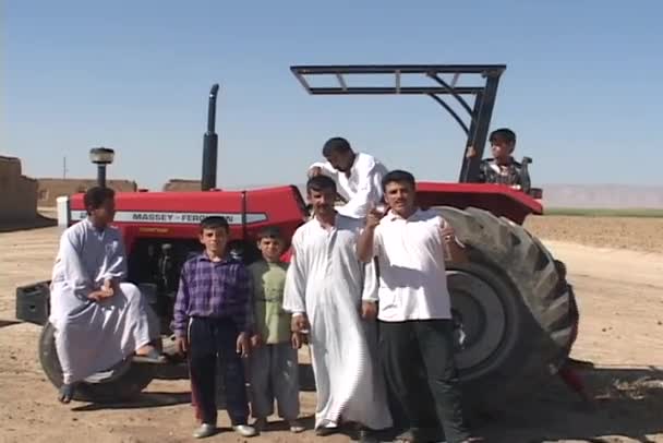Kürt çiftçiler poz — Stok video