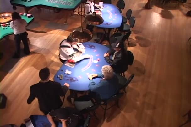 En dealern korten i ett kasino — Stockvideo