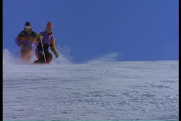 Skiërs naar beneden skiën — Stockvideo