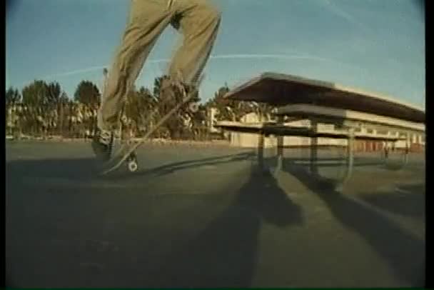 Boy skateboards en un medio tubo — Vídeo de stock