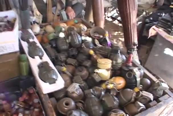 Торговцы оружием работают в своем арсенале — стоковое видео