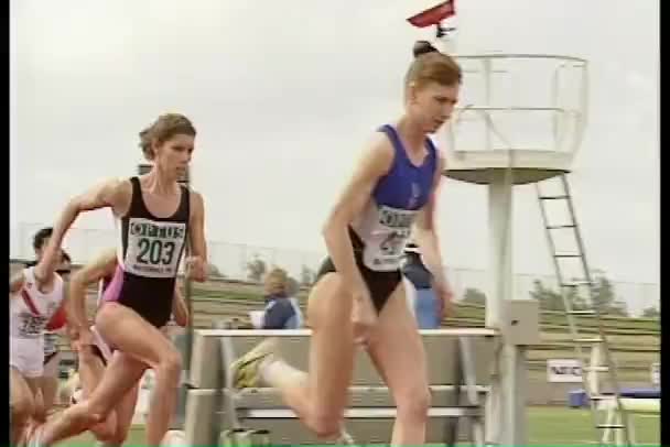 Atleten uitgevoerd op het goede spoor — Stockvideo