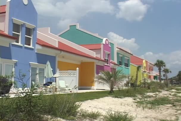 Multi-gekleurde huizen staan in de buurt van strand — Stockvideo