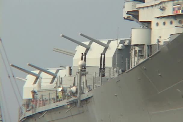 大型戦艦は、その銃を示しています。. — ストック動画