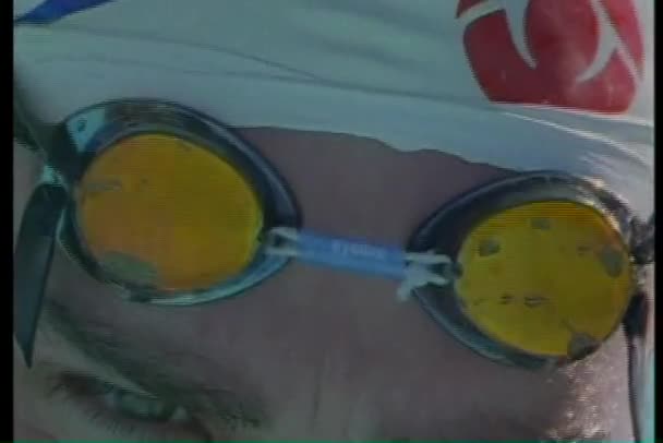 Simmare i poolen att sätta på glasögon — Stockvideo