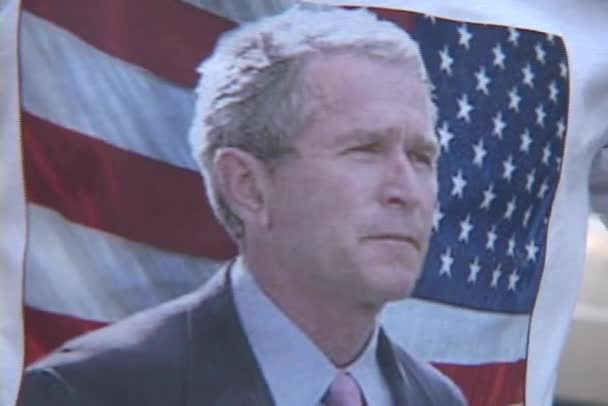 Hombre con camiseta del presidente Bush — Vídeo de stock