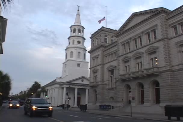 Voitures conduisent par une église blanche — Video