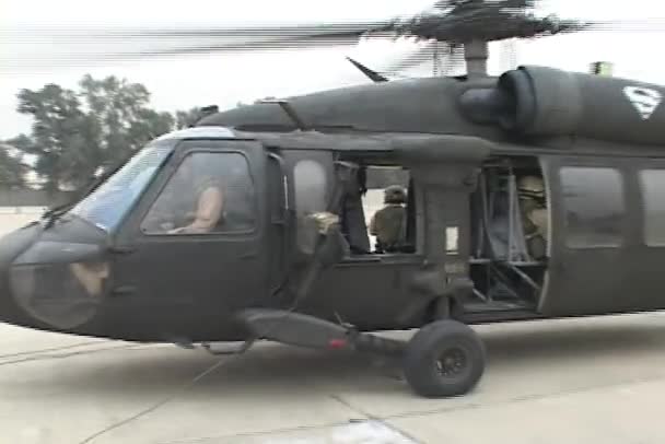 I soldati usano un elicottero Black Hawk — Video Stock