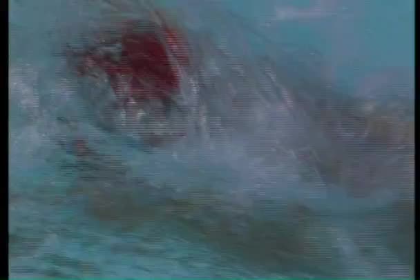 Άνθρωπος στην πισίνα κάνει μαστού εγκεφαλικό επεισόδιο — Αρχείο Βίντεο