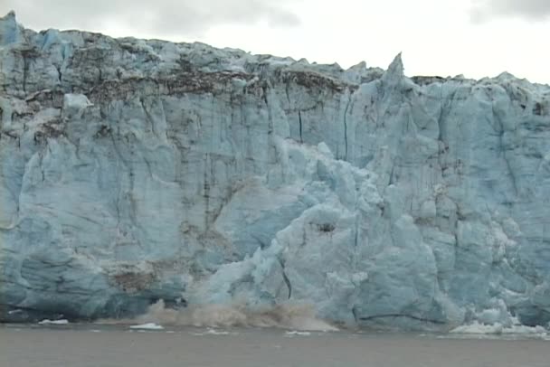 Glaciären kalvar i havet — Stockvideo