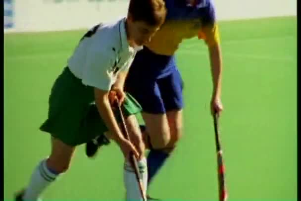 Een vrouw hockey wedstrijd — Stockvideo