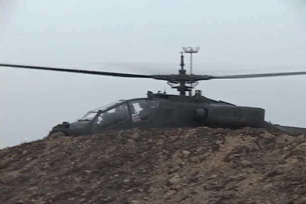 Apache helikopter liften uit — Stockvideo