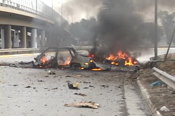 Сгорели остатки автомобиля — стоковое видео