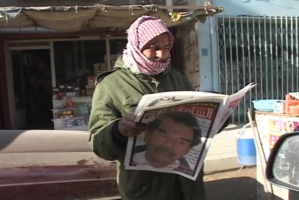 Ιρακινών άνδρας διαβάζει μια εφημερίδα — Αρχείο Βίντεο