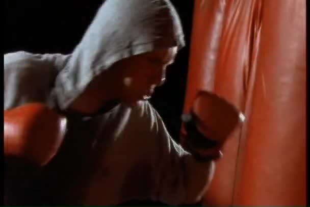 男子拳击和击中袋 — 图库视频影像