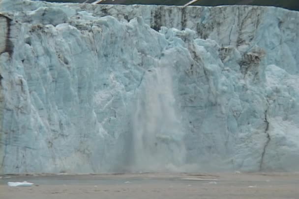 Glacier calves into the ocean — Stock Video