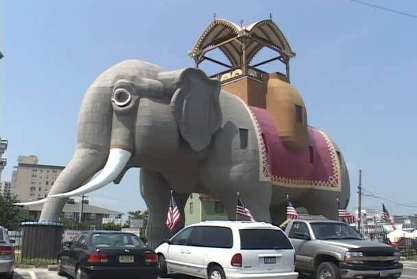 Elefantenturm über Parkplatz — Stockvideo