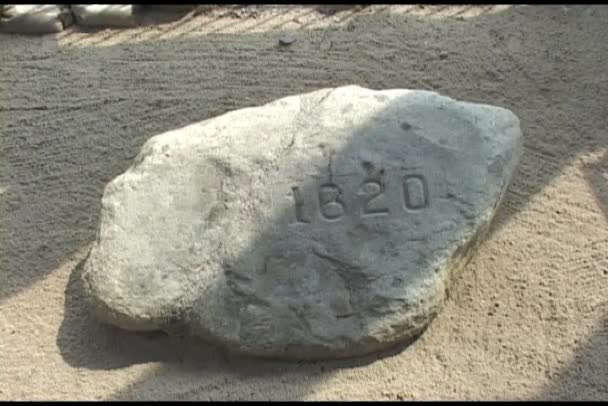 Plymouth Rock gegraveerd met jaar — Stockvideo