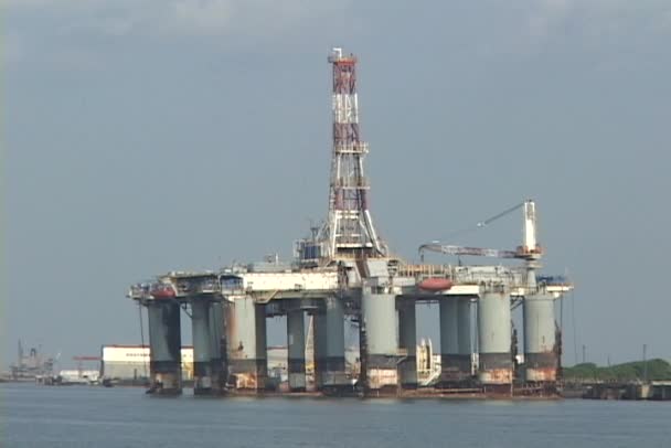 People repair an oil platform — Stock Video