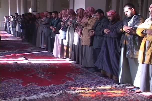 Мусульмани молитися в мечеті — стокове відео