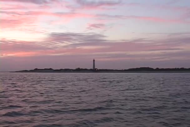 Leuchtturm schmückt die Küste — Stockvideo