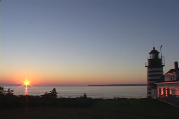 Faro adorna la costa — Vídeos de Stock