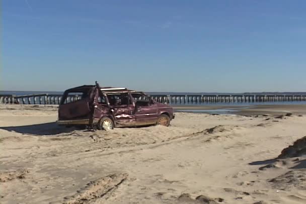 Ein zerstörter Minivan, der an einem Strand zurückgelassen wurde — Stockvideo