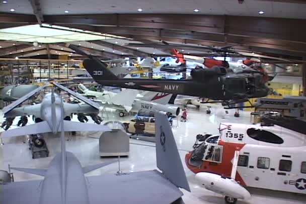 Avions d'exposition dans le musée — Video