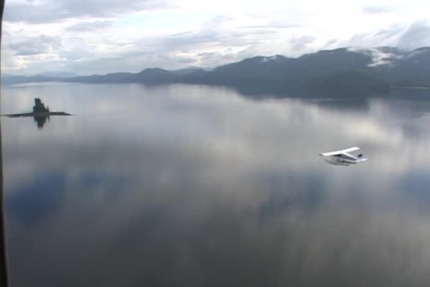 Avião sobrevoando os fiordes do Alasca — Vídeo de Stock