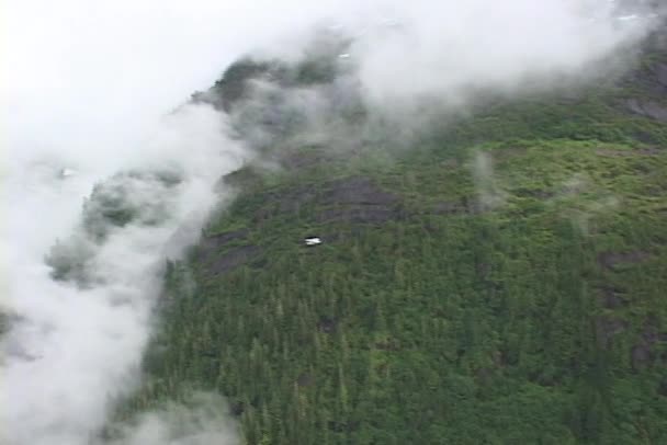 Een klein vliegtuig vliegt door wolken — Stockvideo