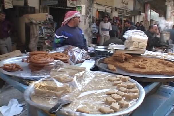 Sokak satıcısı yemek satıyor — Stok video