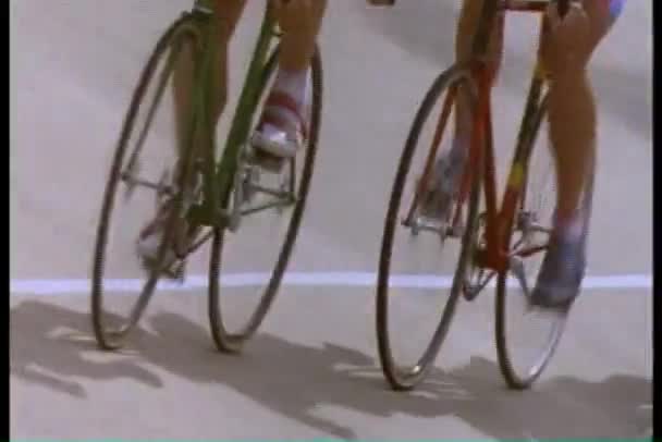 Chiudere su ciclisti pedalando in pista — Video Stock