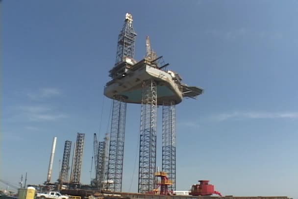People repair an oil platform — Stock Video