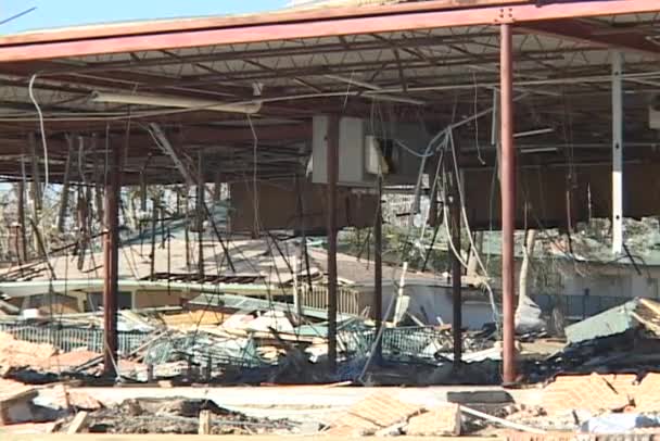 Un bâtiment endommagé se dresse — Video