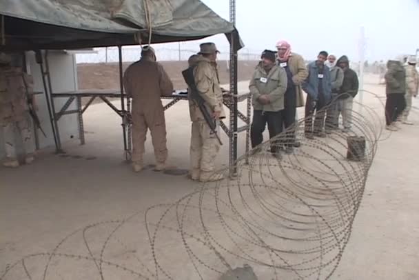 Іракські громадяни лінії вгору — стокове відео