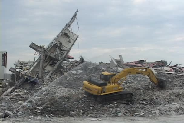 Travaux de bulldozer sur les décombres de construction — Video