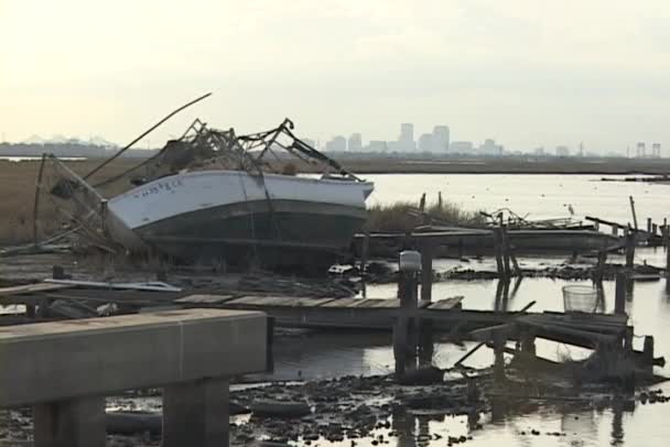 Un bateau de pêche repose sur le côté — Video