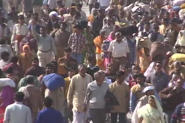 Une foule énorme de gens marchent sur la route en Inde . — Video