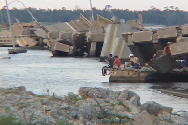 破壊された土手道の周りの水の流れ — ストック動画