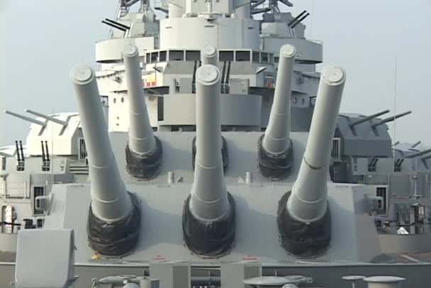 Stora slagskepp visar dess kanoner. — Stockvideo