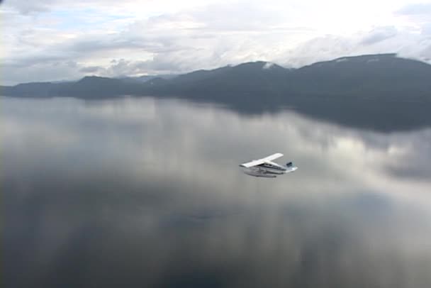Vliegtuig vliegt over Alaskan fjorden — Stockvideo