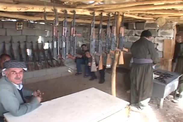 Traficantes de armas trabajan en su arsenal — Vídeos de Stock
