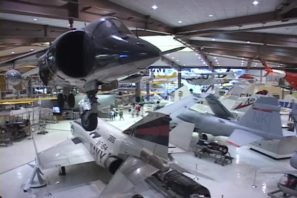 Літаки виставка в музеї — стокове відео
