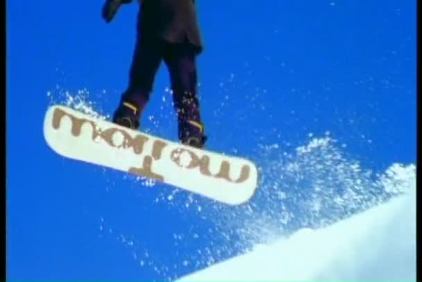 Snowboarder macht Stunts — Stockvideo