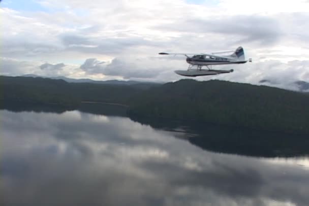 Samolot leciał nad Alaskan fiordy — Wideo stockowe
