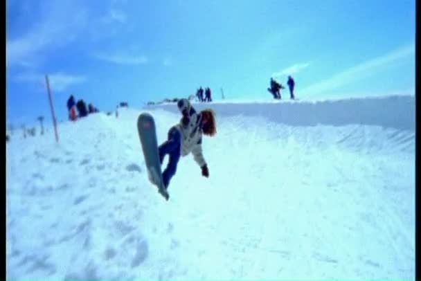 Snowboardista dělá senzace — Stock video